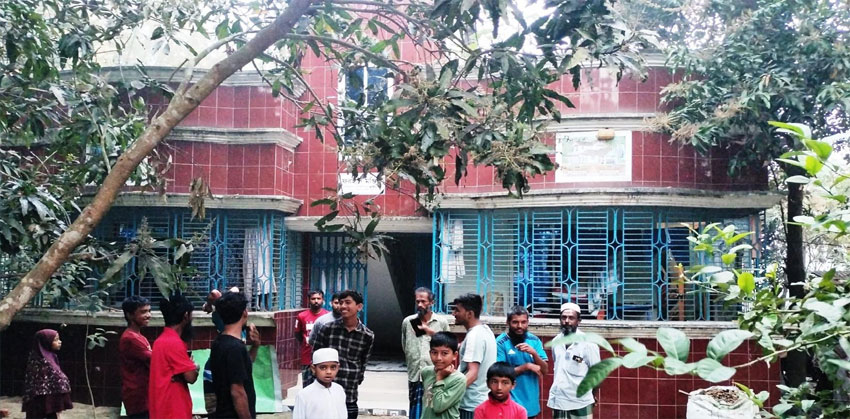 কচুয়ায় প্রবাসীর বাড়িতে অস্ত্র ঠেকিয়ে স্বর্ণালঙ্কার লুট