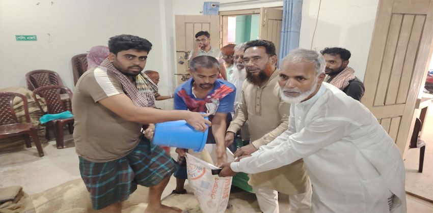 মতলব দক্ষিণে খাদেরগাঁও ইউনিয়নে ভিজিএফের চাল বিতরণ