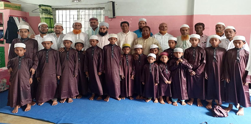 মৌলভী আব্দুল জাব্বার হাফিজিয়া মাদরাসার এতিম শিক্ষার্থীদের মাঝে ঈদের পাঞ্জাবি বিতরণ