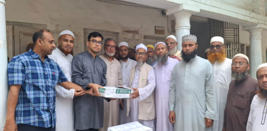 সৌদি আরবের উপহার ফরিদগঞ্জের ৬৭টি এতিমখানায় খেজুর বিতরণ