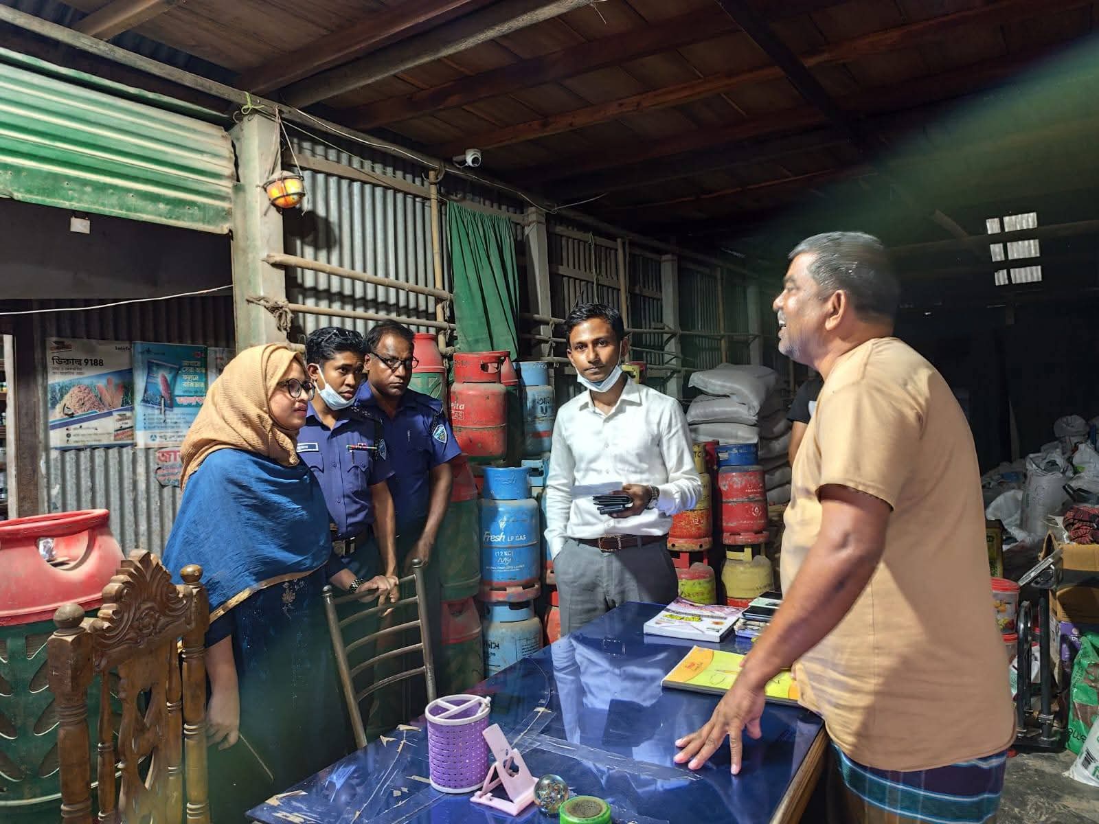 মতলব উত্তরে জ্বালানি তেল ও গ্যাস সিলিন্ডার দোকানে ৩০ হাজার টাকা জরিমানা