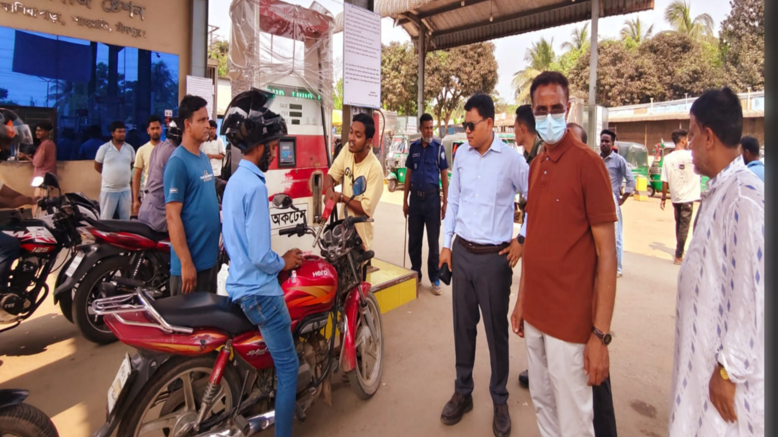শাহরাস্তিতে প্রশাসনের নজরদারিতে জ্বালানি তেল বিক্রি, বাড়তি চাপ অকটেনে