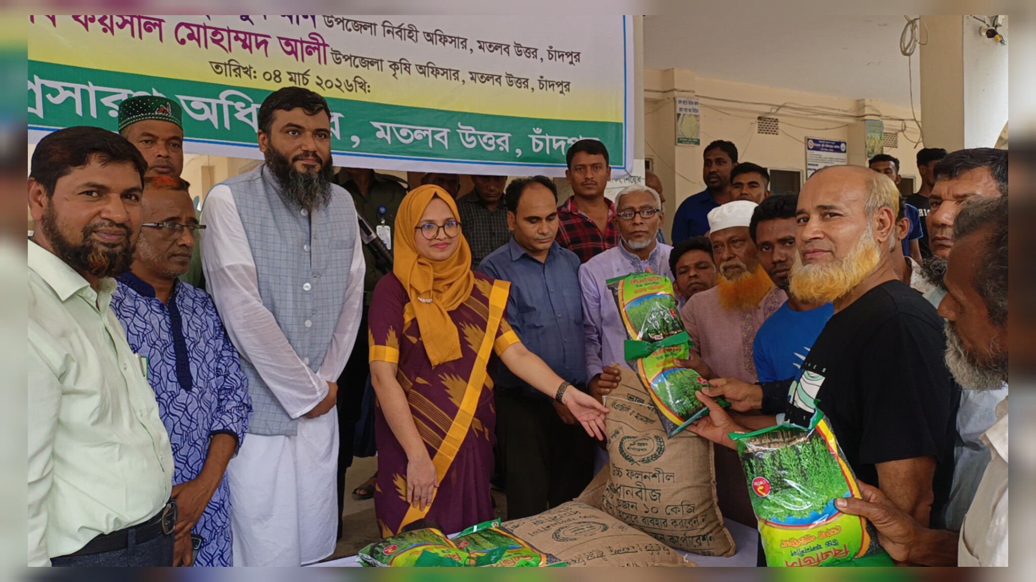 মতলবে বিনামূল্যে পাট, আউশ বীজ ও রাসায়নিক সার বিতরণ