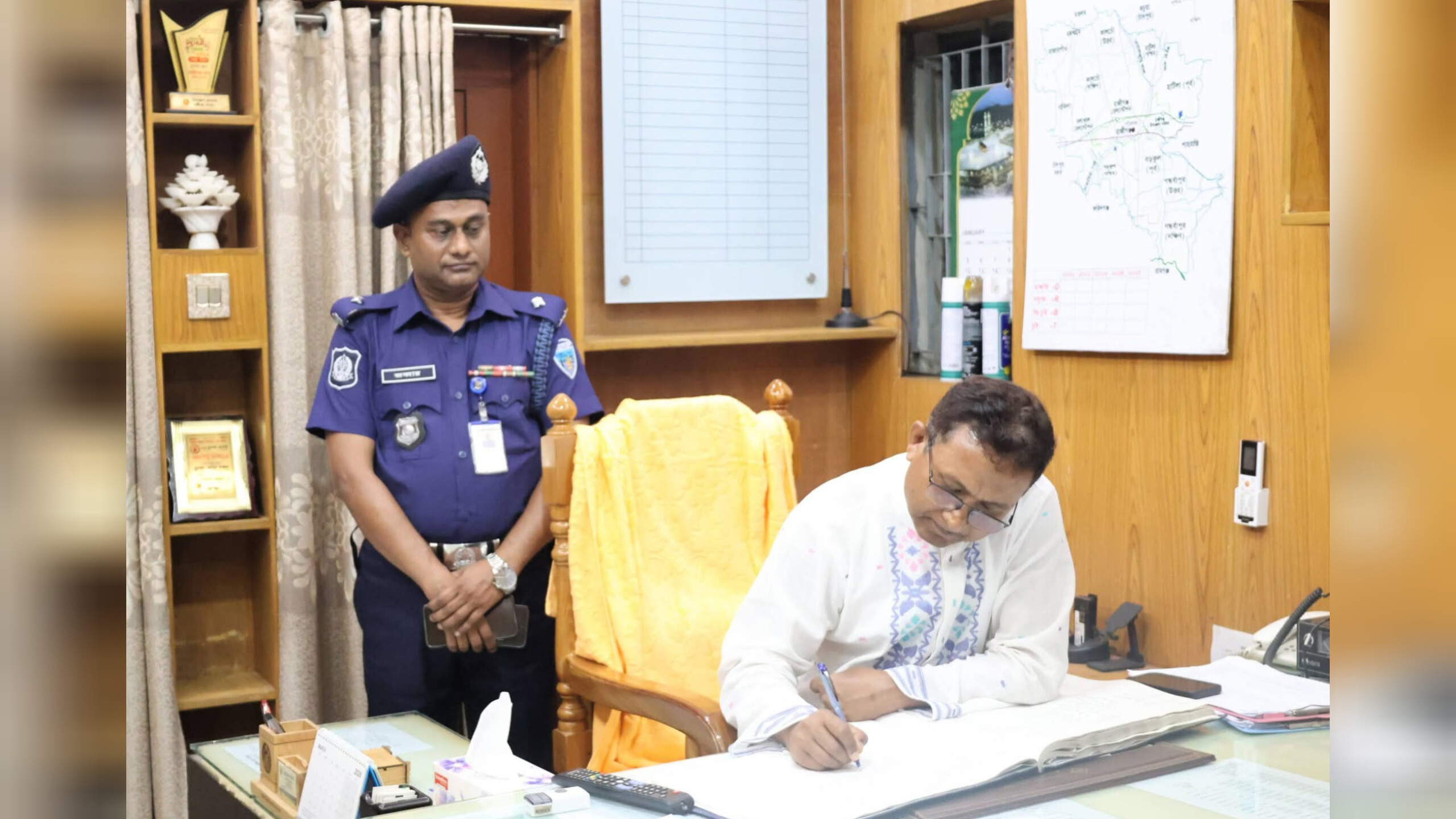 ডিআইজির আকস্মিক হাজীগঞ্জ থানা পরিদর্শন, আইন-শৃঙ্খলা পরিস্থিতি ঘুরে দেখলেন