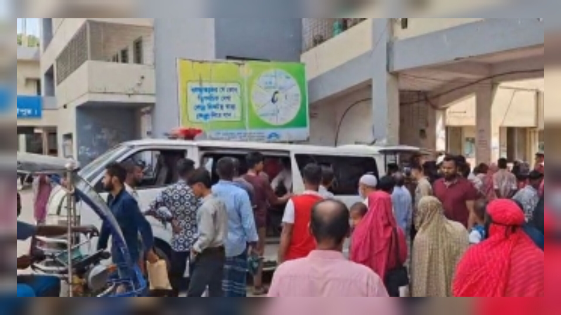 লক্ষ্মীপুরে ছেলেসহ তিনজনকে কুপিয়ে আহত, ছাদ থেকে লাফিয়ে কনস্টেবলের মৃত্যু