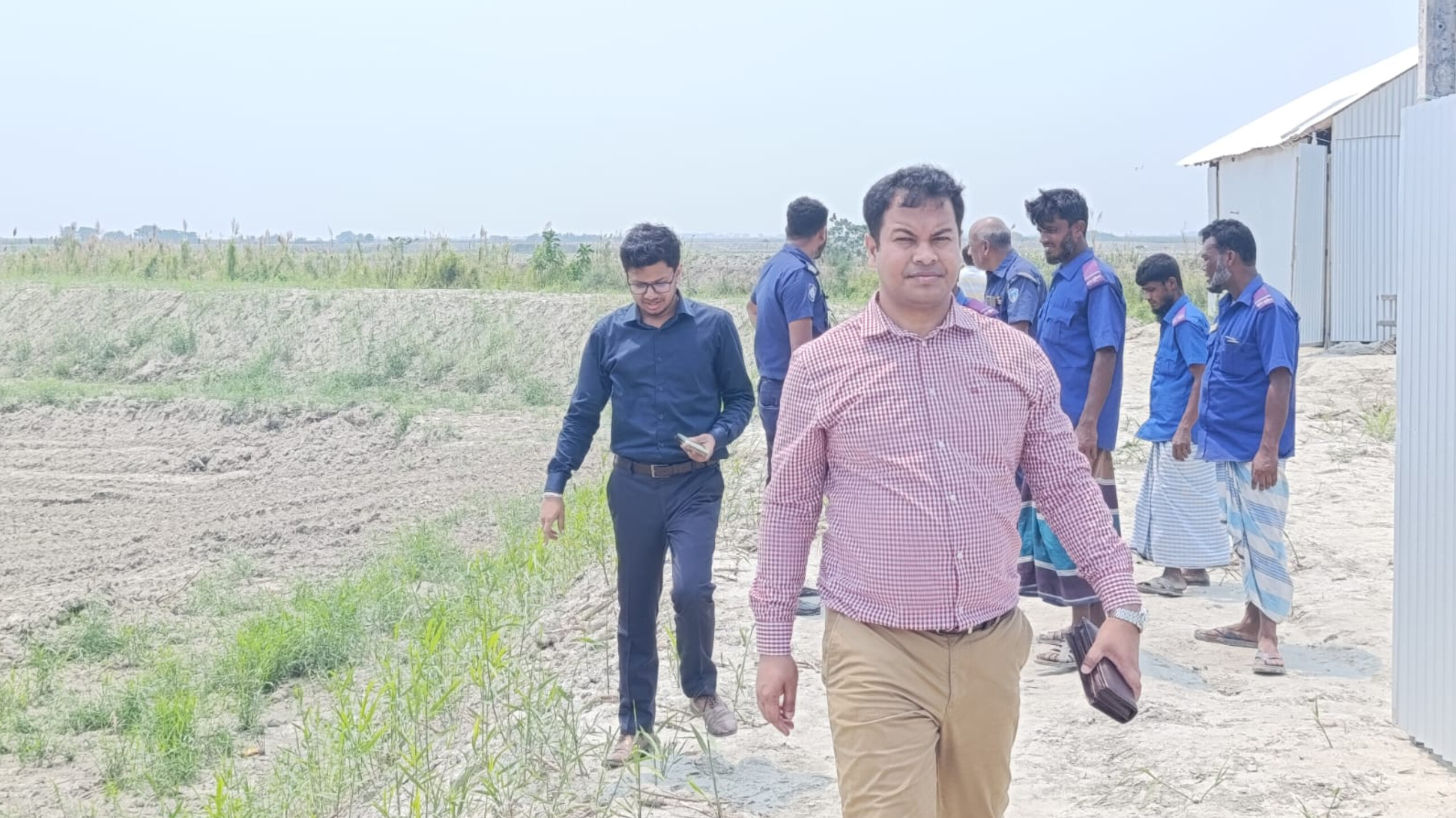চাঁদপুরের ইব্রাহিমপুরে অবৈধভাবে ঝিল কাটায় ৮ খননযন্ত্র অকেজো করলো মোবাইল কোর্ট