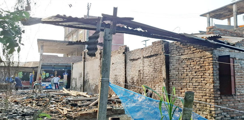 ফরিদগঞ্জে অগ্নিকাণ্ডে ক্ষতিগ্রস্ত দোকান পুনর্নির্মাণে বাধা, দখলচেষ্টার অভিযোগ