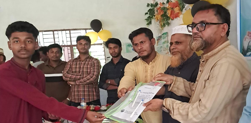 আশরাফপুরে এসএসসি পরীক্ষার্থীদের শিক্ষা উপকরণ বিতরণ