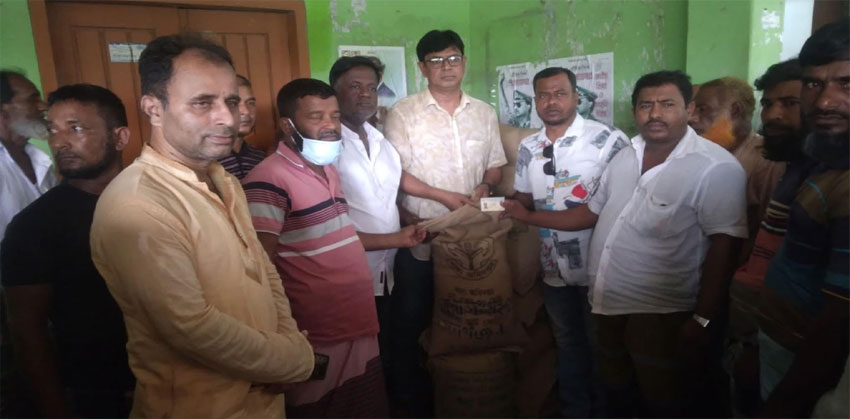 কলাকান্দা ইউপির নিবন্ধিত জেলেদের মাঝে ৪০ কেজি হারে ১৩৫ জনকে চাউল বিতরন