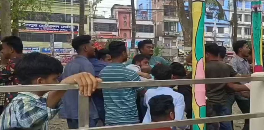 চাঁদপুর ডিসি অফিসে ‘ভয়েস অব জুলাই’ ও ছাত্রদল হাতাহাতি, আহত ৪