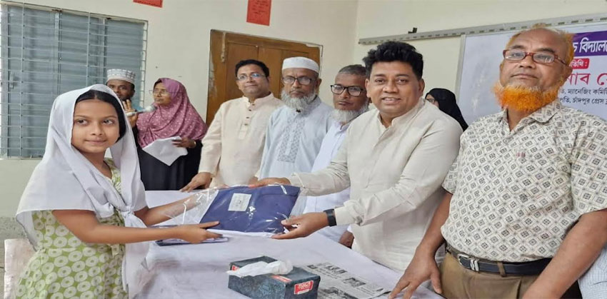 চাঁদপুর প্রেস ক্লাব সভাপতি সোহেল রুশদী’র অর্থায়নে শিক্ষার্থীদের মাঝে বিনামূল্যে স্কুল ড্রেস বিতরণ