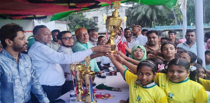 হাজীগঞ্জে প্রাথমিক বিদ্যালয় গোল্ড কাপ ফুটবল টুর্নামেন্ট ফাইনাল অনুষ্ঠিত