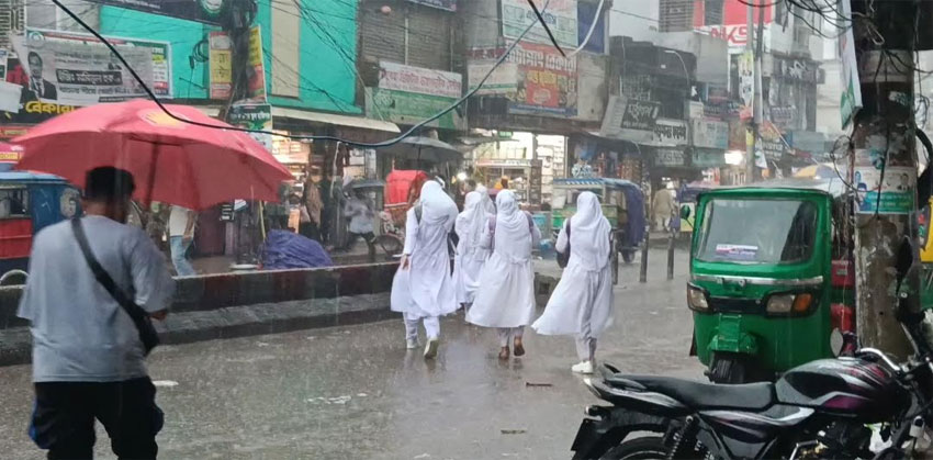 হাজীগঞ্জে দমকা হাওয়া ও বৃষ্টি, দুর্ভোগে শিক্ষার্থী-পথচারী
