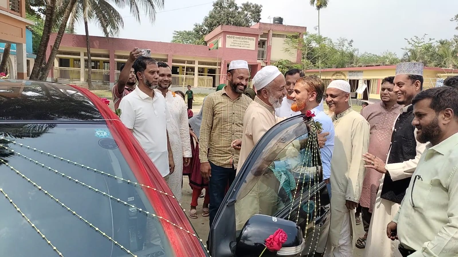 ৩৮ বছরের শিক্ষকতা শেষে রাজকীয় বিদায় নিলেন রমিজ উদ্দিন