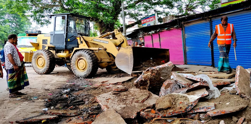 মহামায়া ও বাকিলা বাজারে সড়কের দু’পাশে অবৈধ স্থাপনা উচ্ছেদ