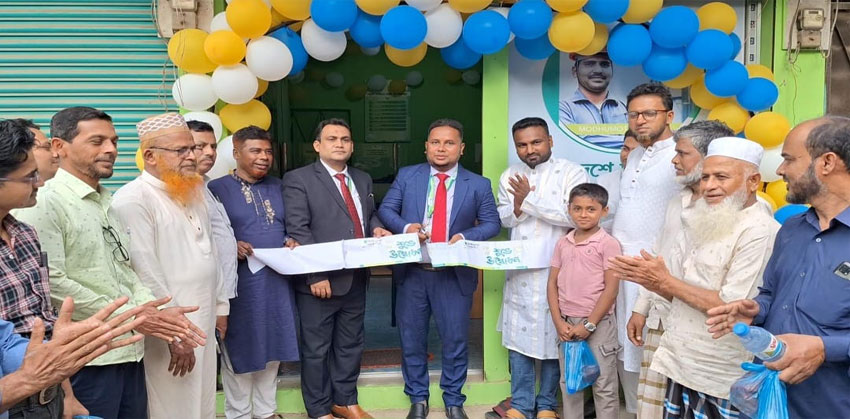 ফরিদগঞ্জের গ্রামীণ বাজারে মধুমতী ব্যাংকের এজেন্ট পয়েন্ট চালু