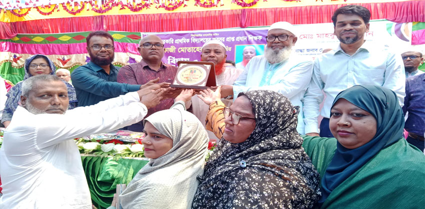 হাজীগঞ্জে অবসর প্রাপ্ত প্রধান শিক্ষক কাজী মোতাহেরুল হকের বিদায় সংবর্ধনা