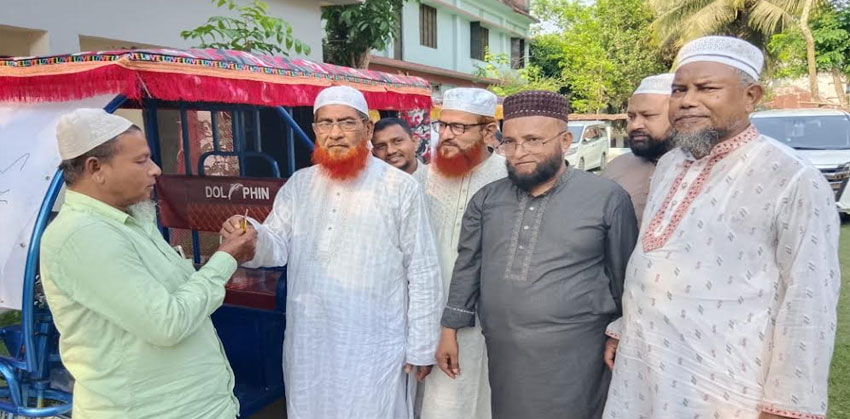 স্বল্প আয়ের মানুষের মাঝে চাঁদপুর জেলা জামায়াতের অটোরিক্সা বিতরণ