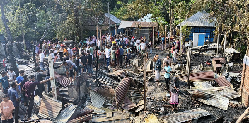 ফরিদগঞ্জে ভয়াবহ অগ্নিকাণ্ড মুহূর্তেই ছাই ২০ বসতঘর, পথে বসলো ১১ পরিবার
