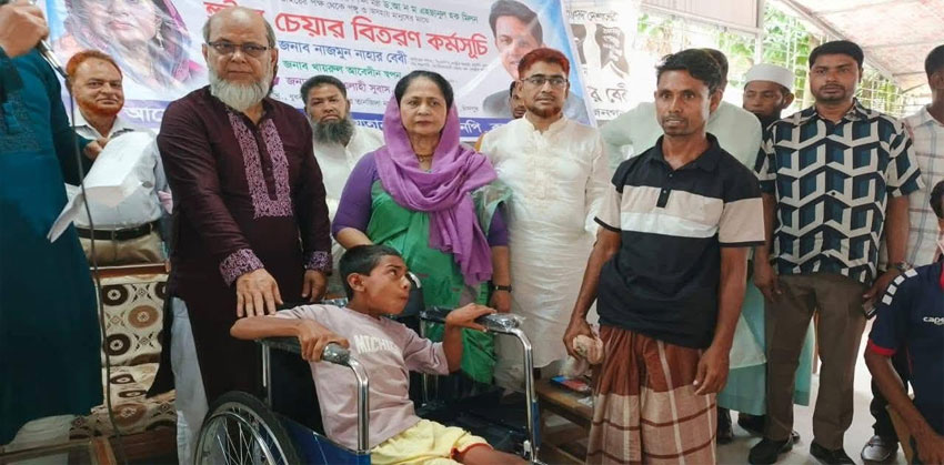 কচুয়ায় শিক্ষামন্ত্রীর পক্ষে প্রতিবন্ধীদের মাঝে হুইল চেয়ার বিতরণ
