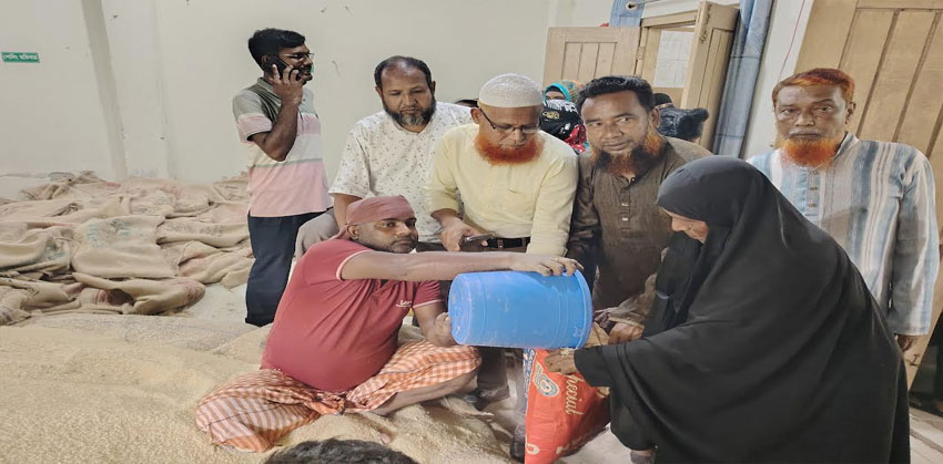 মতলব দক্ষিণে খাদেরগাঁও ইউনিয়নে ভিজিএফের চাল বিতরণ