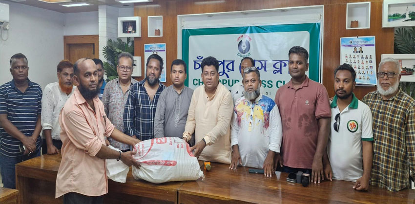 চাঁদপুর প্রেসক্লাব সদস্য ও কর্মচারীদের মাঝে ঈদ উপহার বিতরণ
