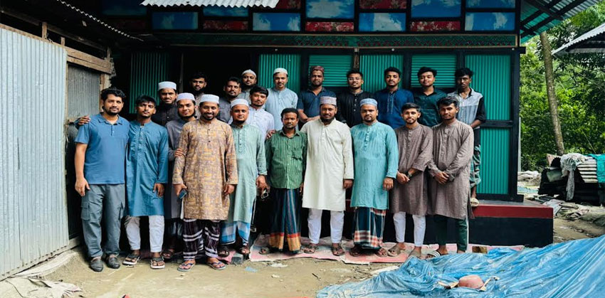 কচুয়ায় উত্তর-পশ্চিম মনপুরা স্বপ্নের ছোঁয়া যুব সংঘ মানবিক কাজ করে প্রশংসায় ভাসছেন