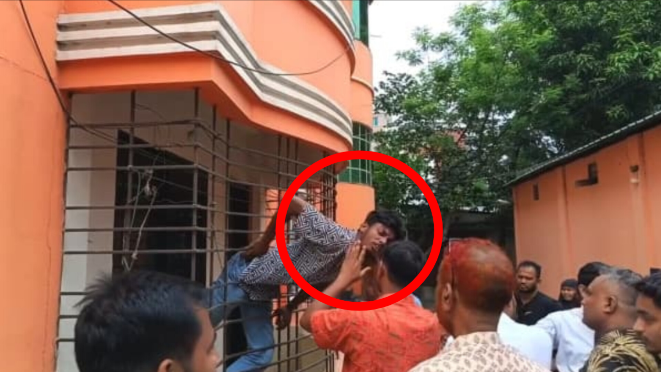 জানালার গ্রিল কেটে ঢুকতে গিয়ে আটকে পড়ল চোর