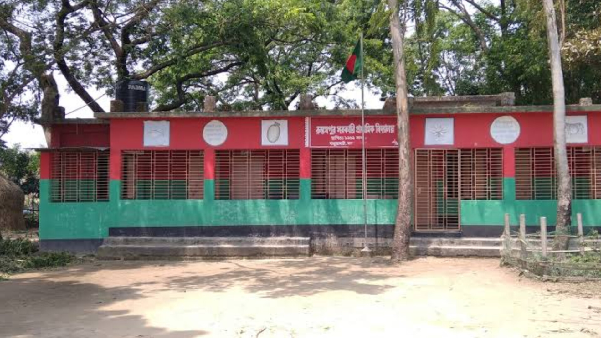 প্রধান শিক্ষককে জুতা নিক্ষেপের চেষ্টা: শাস্তির বদলে ভারপ্রাপ্ত প্রধান শিক্ষক পদে দায়িত্ব!