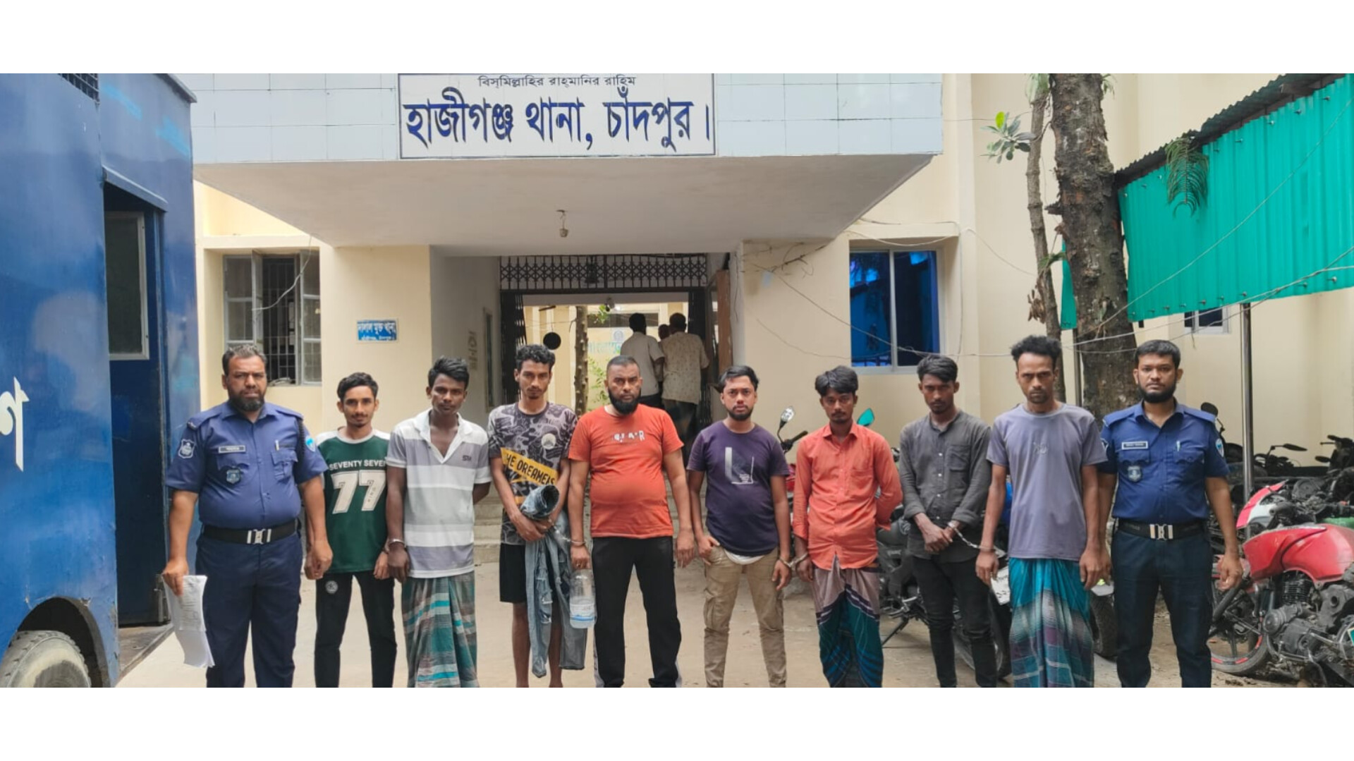 একদিনেই হাজীগঞ্জে পুলিশের সাঁড়াশি অভিযান, মাদকসহ ৯ জন আটক