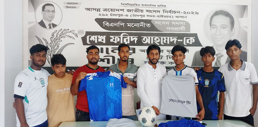 তরুণদের মাঝে ছাত্রদলের যুগ্ন আহবায়ক বারেক ভূঁইয়ার খেলা সামগ্রী বিতরণ