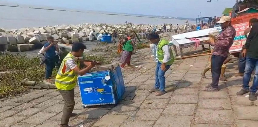 পর্যটক হয়রানি করায় চাঁদপুর মোলহেডে সরিয়ে দেওয়া হলো অবৈধ স্থাপনা