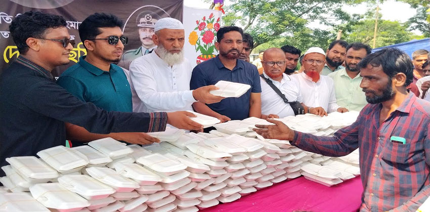 জিয়াউর রহমানের ৪৫ তম শাহাদাত বার্ষিকী উপলক্ষে মহামায়ায় পথচারীদের মাঝে খাবার বিতরণ