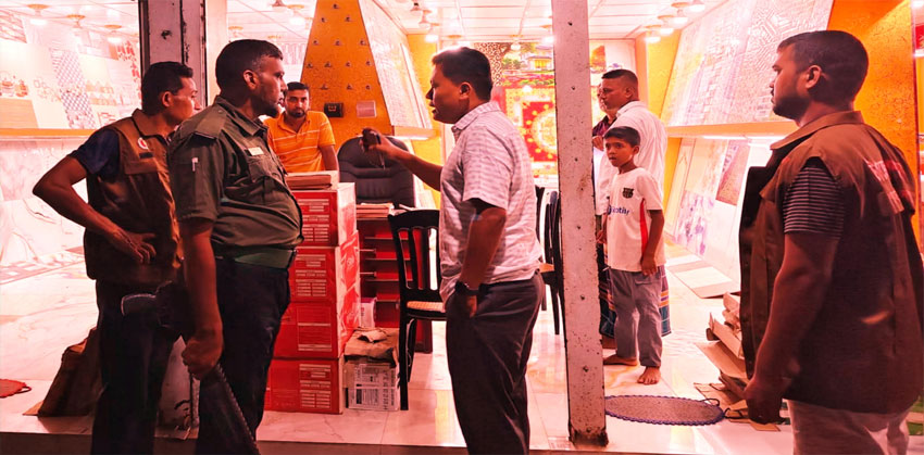 শাহরাস্তিতে সন্ধ্যার পর দোকানপাট বন্ধ রাখতে প্রশাসনের ৩ বাজারে অভিযান