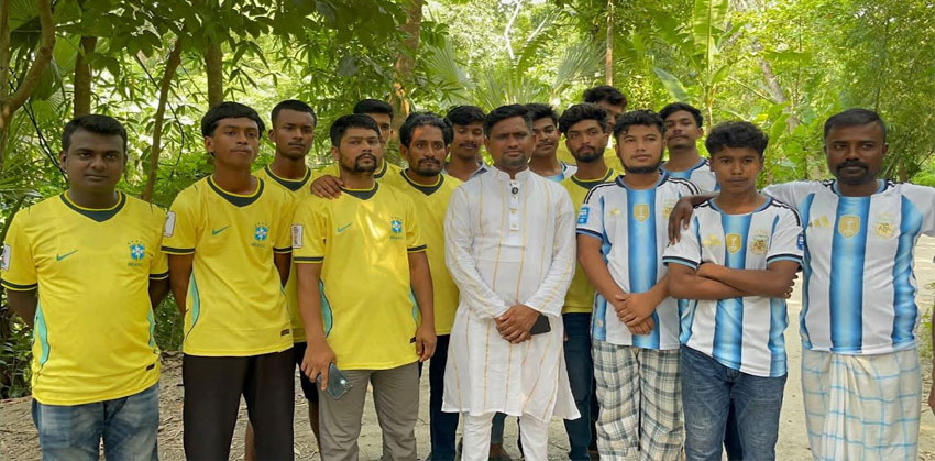 চেয়ারম্যান প্রার্থী এম ইলিয়াছ আলীর আর্জেন্টিনা ও ব্রাজিল সমর্থকদের জার্সি উপহার