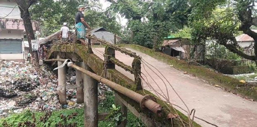 কচুয়া বাজারে ৪০ বছরের পুরনো ঝুঁকিপূর্ণ ব্রিজে পাড়াপার, দুর্ঘটনার আশঙ্কা