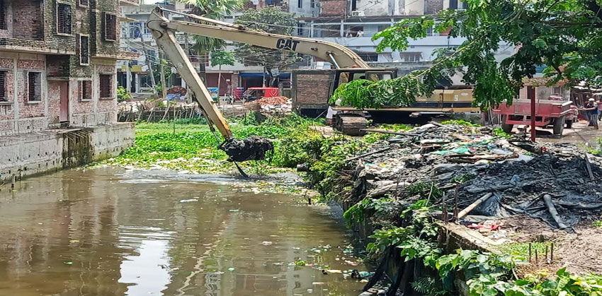 অবৈধ স্থাপনা বহাল রেখেই কচুয়ায় নামমাত্র খাল খনন চলছে!