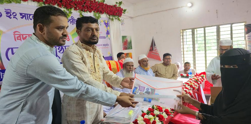 কচুয়া চৌমুহনী আলিম মাদ্রাসায় শিক্ষার্থীদের মাঝে শিক্ষা উপকরণ বিতরণ