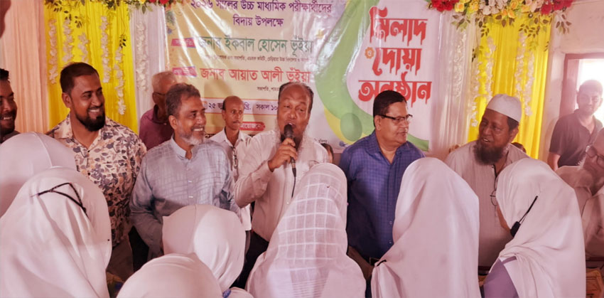 শাহরাস্তিতে ফজরের নামাজ পড়ায় ৫৭ কলেজ শিক্ষার্থীকে তাৎক্ষণিক ৫৭ হাজার টাকা পুরস্কার