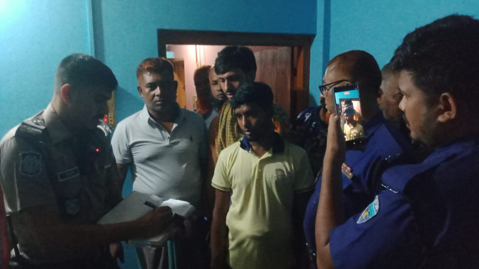 শাহরাস্তিতে ডাকাতির ঘটনায় এক গৃহবধূ নিহত, আরেকজনকে বেঁধে নির্যাতন