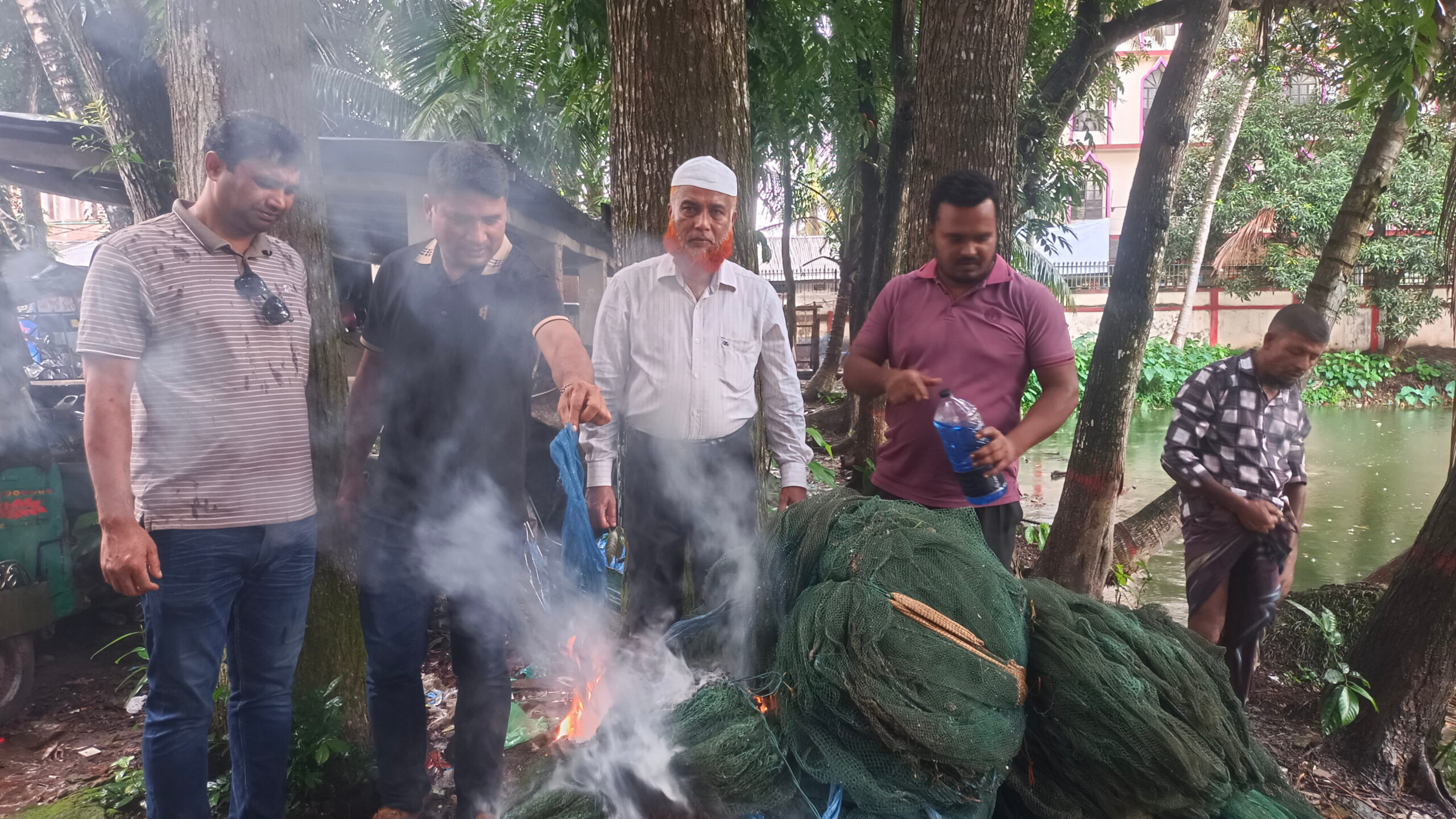 কচুয়ায় বিপুল পরিমাণ অবৈধ চায়না রিং জাল জব্দ ও পুড়িয়ে ধ্বংস, আটক ৩