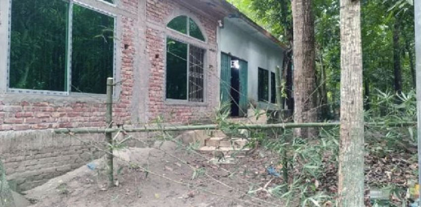 নামাজে যেতে বাধা? মসজিদের মূল প্রবেশপথে বেড়া