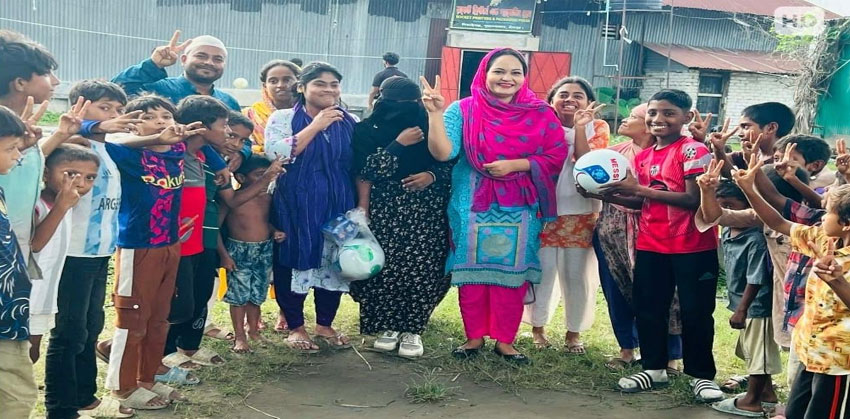 তরুণদের মাঠমুখী করতে তানিয়া ইশতিয়াক খানের ক্রীড়া সামগ্রী বিতরণ
