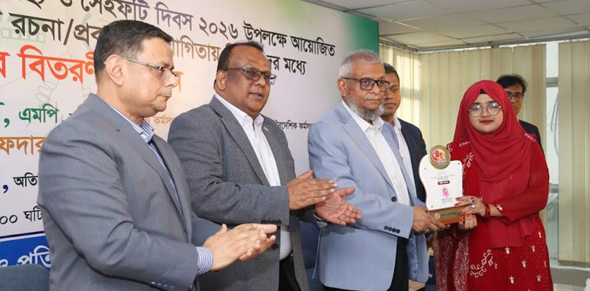 জাতীয় রচনা প্রতিযোগিতায় তৃতীয় হলেন চাঁদপু‌রের সামিরা মেহনাজ নুসরাত