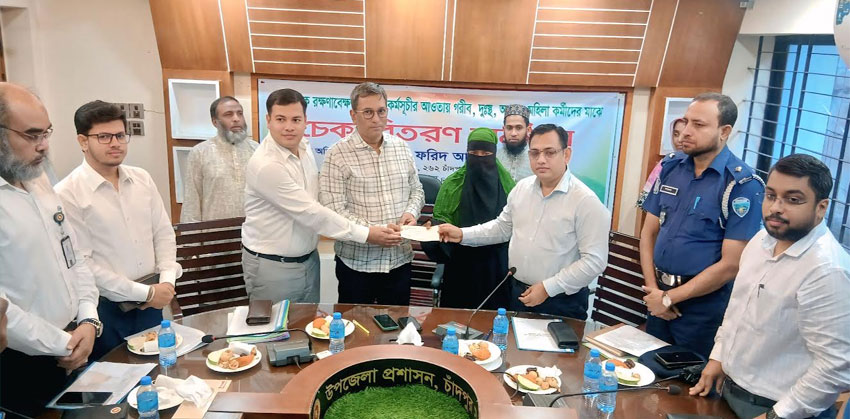 চাঁদপুরে সড়ক রক্ষণাবেক্ষণ কর্মসূচির নারীকর্মীদের মাঝে সঞ্চয়ের চেক বিতরণ