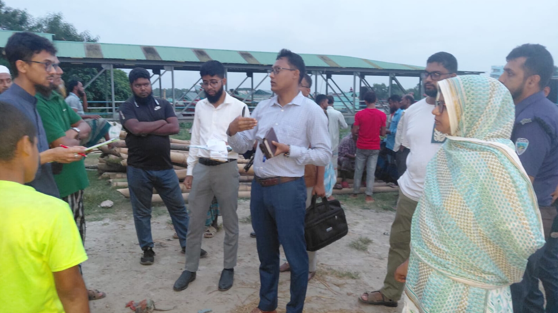 চাঁদপুরে ডাকাতিয়া নদীতে রাবিশ ফেলে ঘাট নির্মাণ, ট্রলার মালিককে ৫০ হাজার টাকা জরিমানা