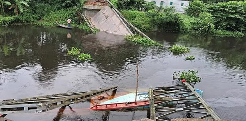 বেইলি সেতু ধসে পড়ে চাঁদপুরের সঙ্গে যোগাযোগ বিচ্ছিন্ন