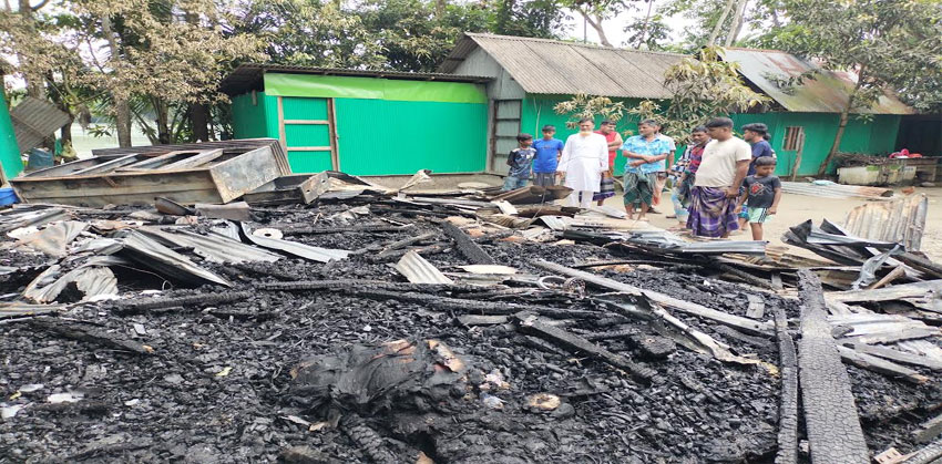 কচুয়ায় ভয়াবহ অগ্নিকাণ্ডে প্রবাসীর বসত ঘর পুড়ে ১৫ লক্ষ টাকা ক্ষয়ক্ষতি