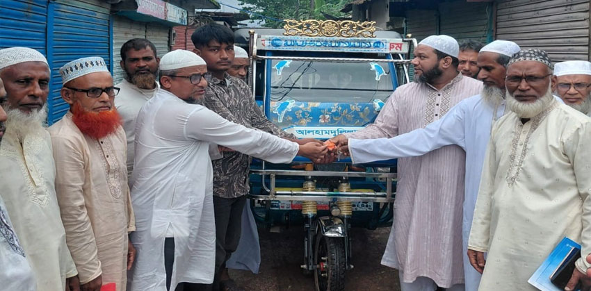 আগুনে ঘর হারানো মিরাজের পাশে শাহরাস্তি জামায়াত, জীবিকার জন্য দিলেন অটোরিকশা