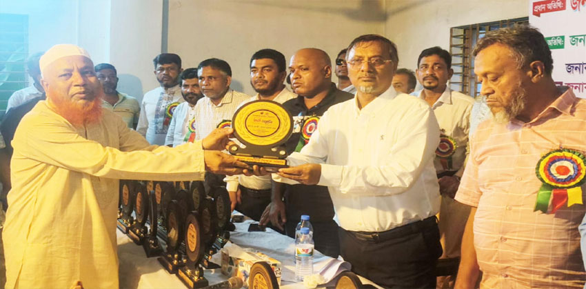 হাজীগঞ্জে ২১ অবসরপ্রাপ্ত শিক্ষককে বিদায় সংবর্ধনা